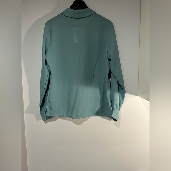 This brand new Claudia Richard comes in a size medium and blue in colour - Picture 7 of 9